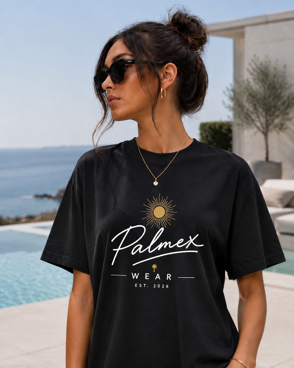 Nahaufnahme des minimalistischen Palmex-PX-Logos auf der Brust des schwarzen Damen-Shirts.
