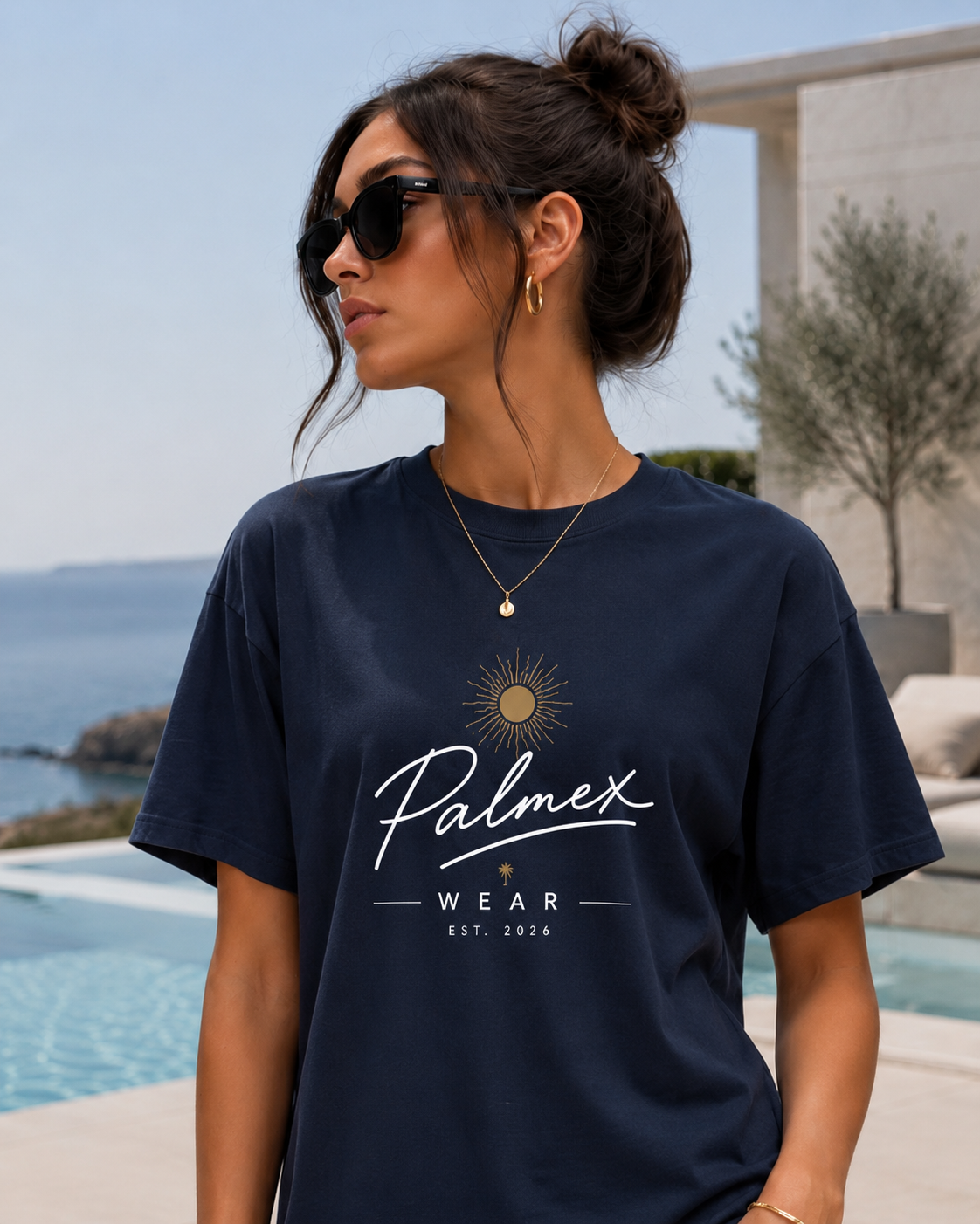 Nahaufnahme des minimalistischen Palmex-PX-Logos auf der Brust des blauen Damen-Shirts.