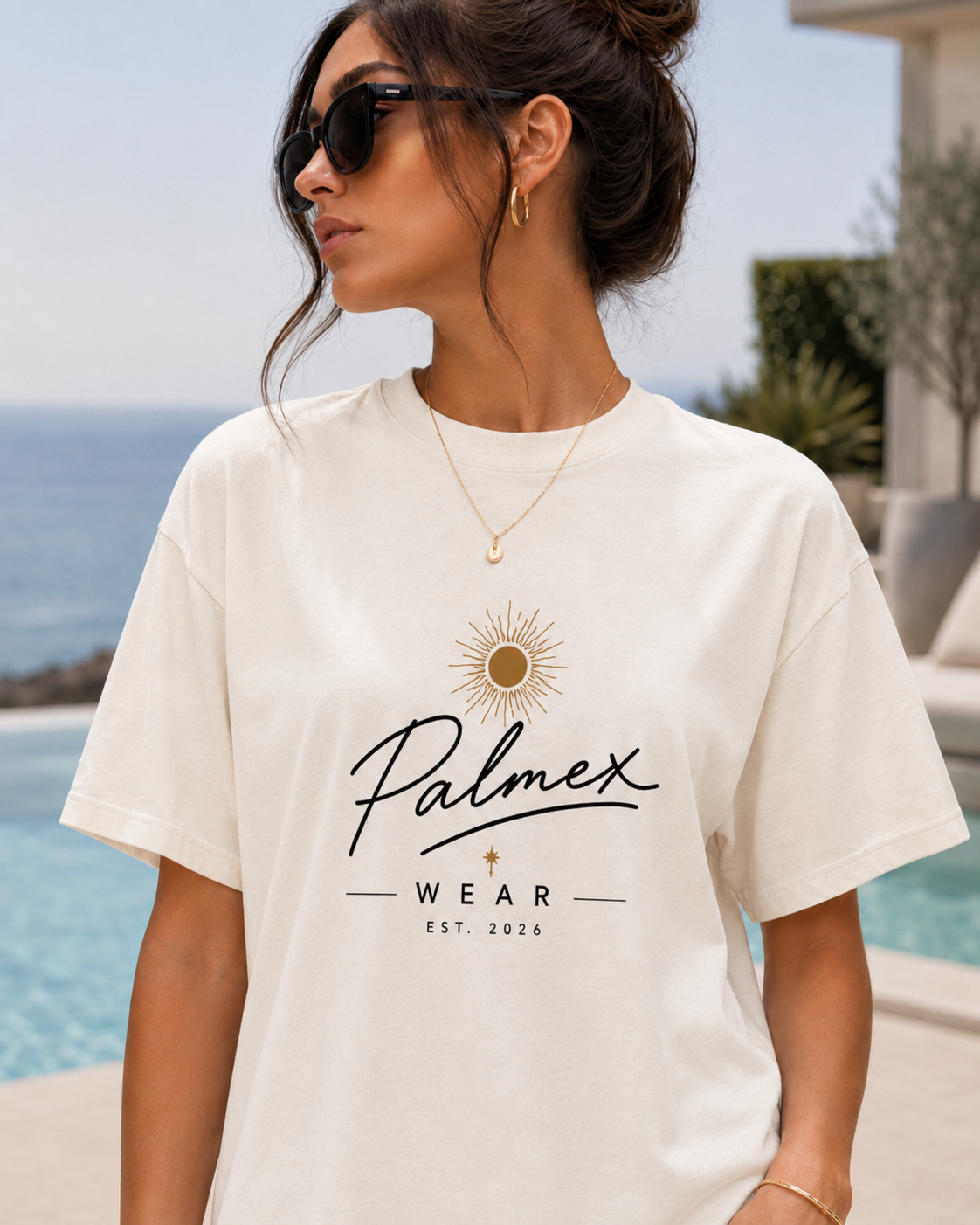 Nahaufnahme des minimalistischen Palmex-PX-Logos auf der Brust des beigen Damen-Shirts.