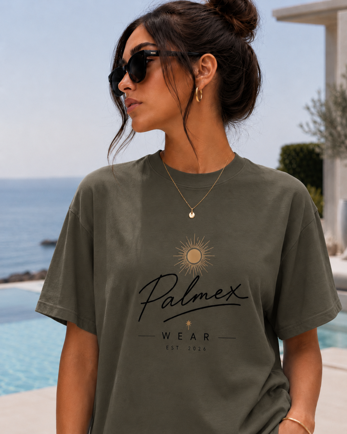 Nahaufnahme des minimalistischen Palmex-PX-Logos auf der Brust des grünen Damen-Shirts.