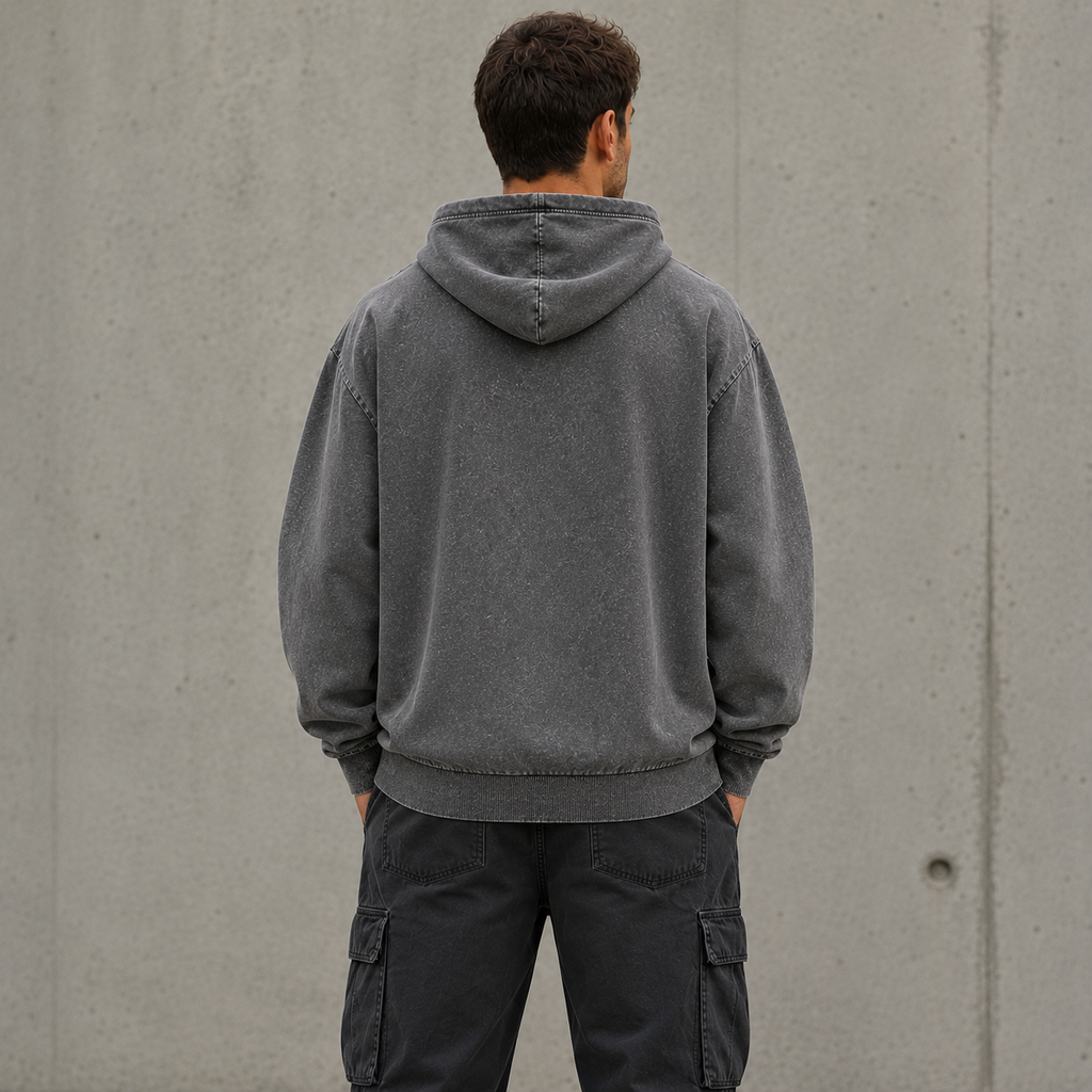 Detailansicht der Kapuze mit moderner mittiger Trennungsnaht am grauen Palmex Hoodie.