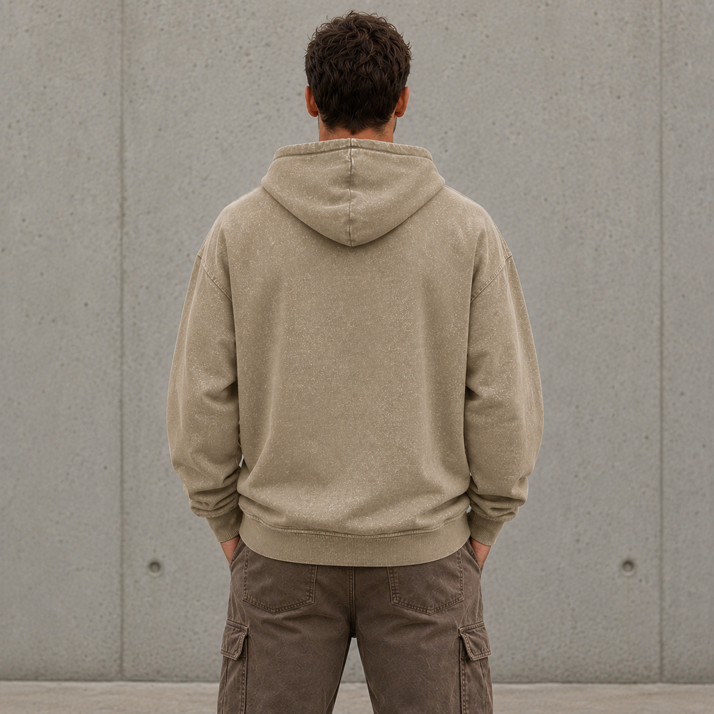 Detailansicht der Kapuze mit moderner mittiger Trennungsnaht am beigen Palmex Hoodie.