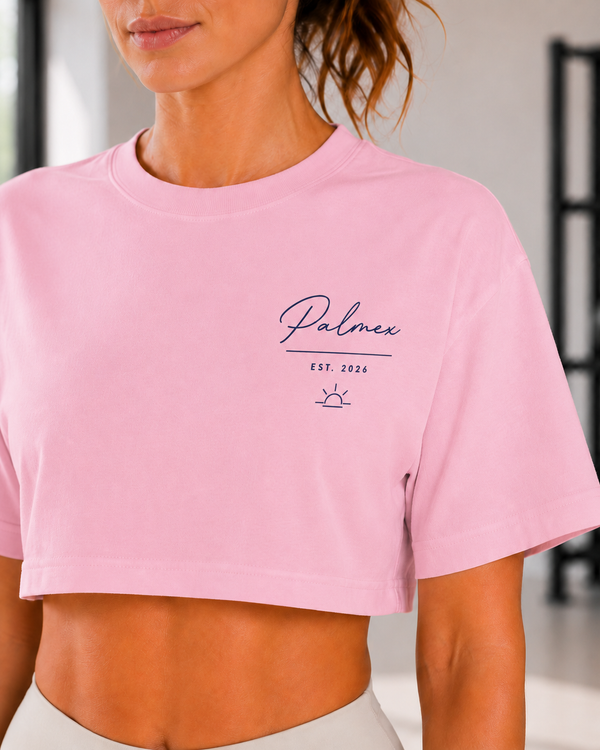 Nahaufnahme des ausdrucksstarken Palmex Horizon-Prints auf der Vorderseite des pinken kurzen Oberteils.