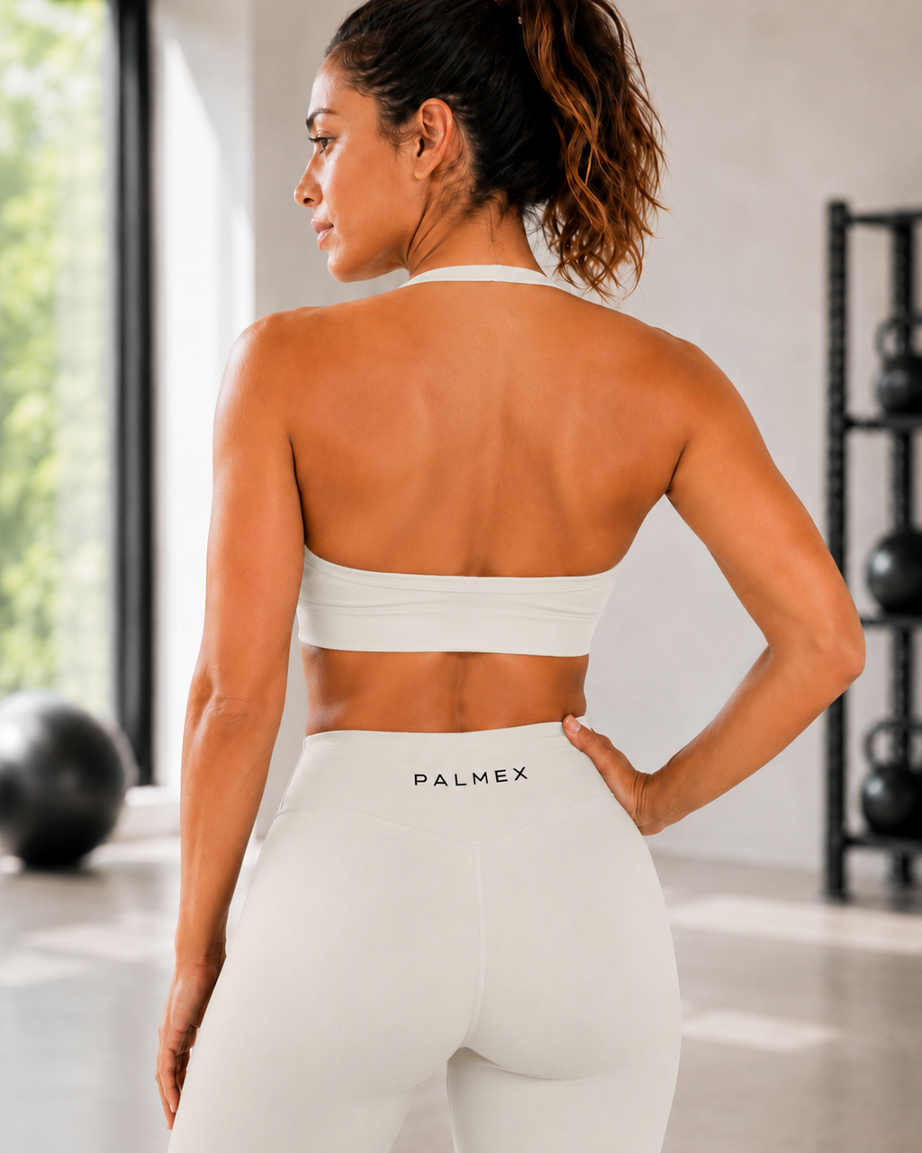 Nahaufnahme des konturierenden Scrunch-Designs auf der Rückseite der beigen Palmex Leggings zur Betonung der Gesäßform.