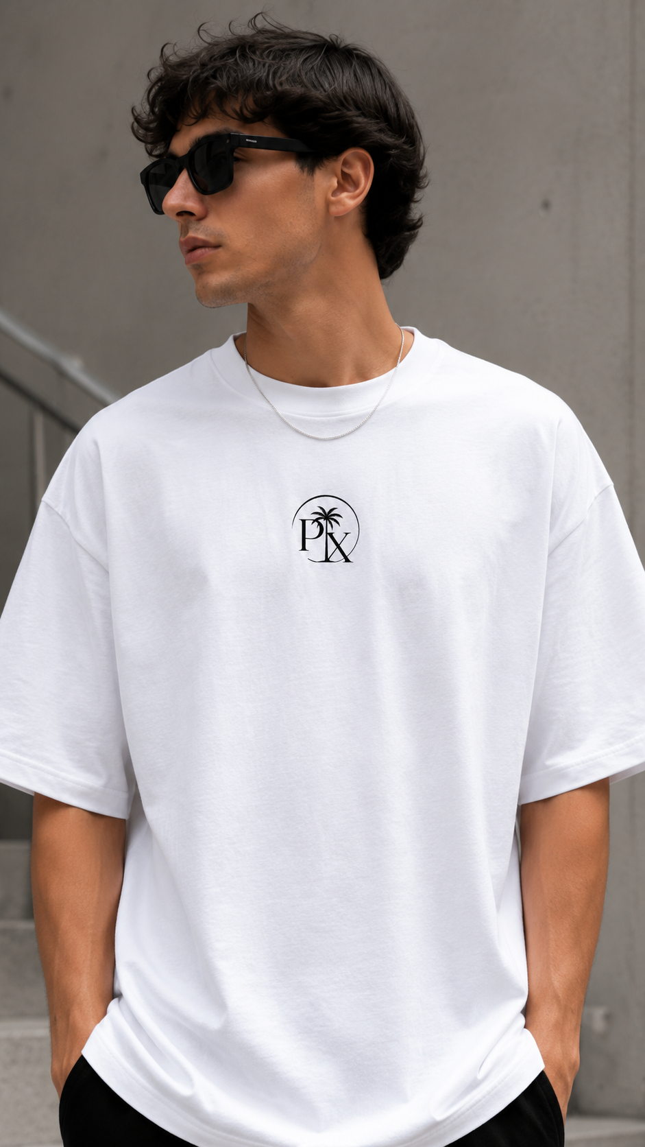 Nahaufnahme des minimalistischen Palmex-PX-Logos auf der Brust des weißen Shirts.
