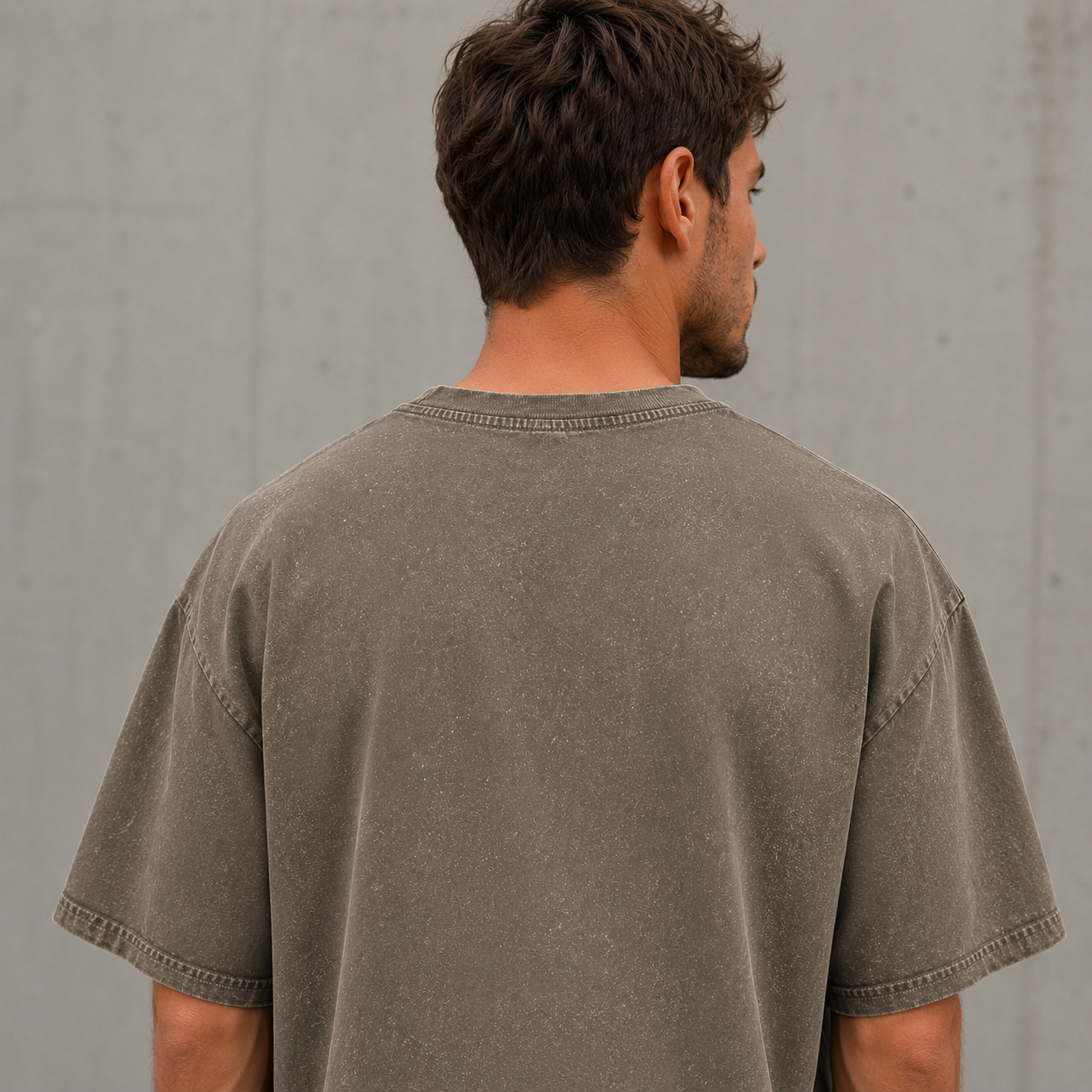 Detailansicht der hochwertigen Verarbeitung und Doppelabsteppung am Saum des khaki Oversize Shirts.
