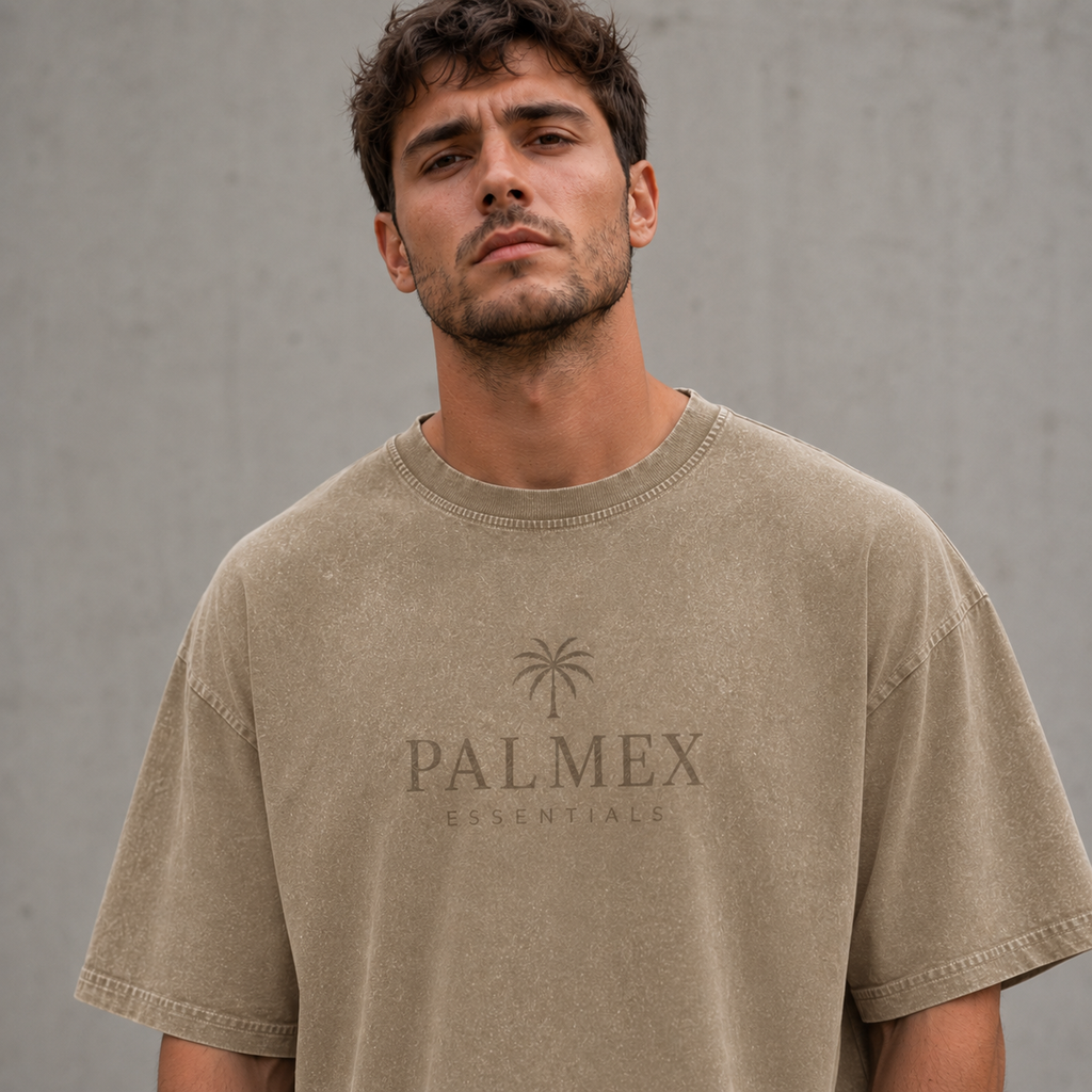 Nahaufnahme des dezenten Palmex-Logoprints auf der Brust des beigen Washed T-Shirts.