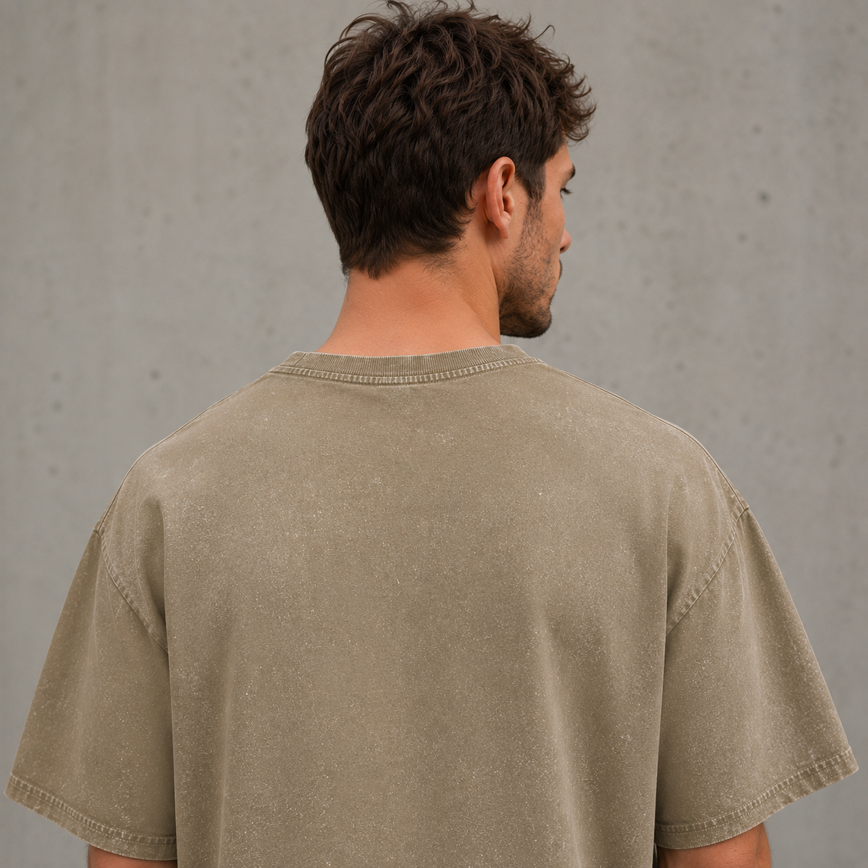 Detailansicht der hochwertigen Verarbeitung und Doppelabsteppung am Saum des beigen Oversize Shirts.