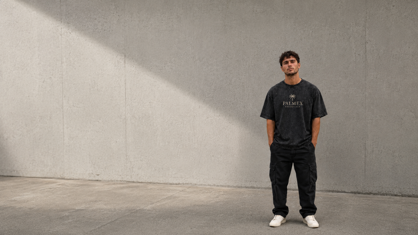 Palmex Premium Streetwear: Model im Essentials Washed Oversize T-Shirt und Hoodie für Herren.
