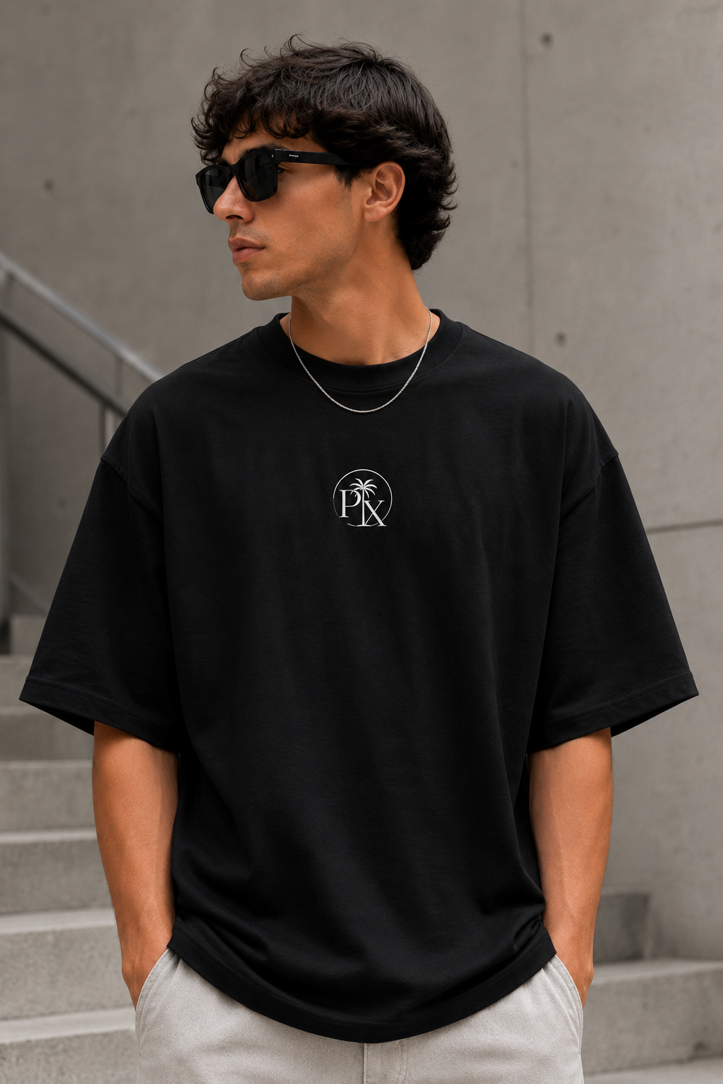 Nahaufnahme des minimalistischen Palmex-PX-Logos auf der Brust des schwarzen Shirts.