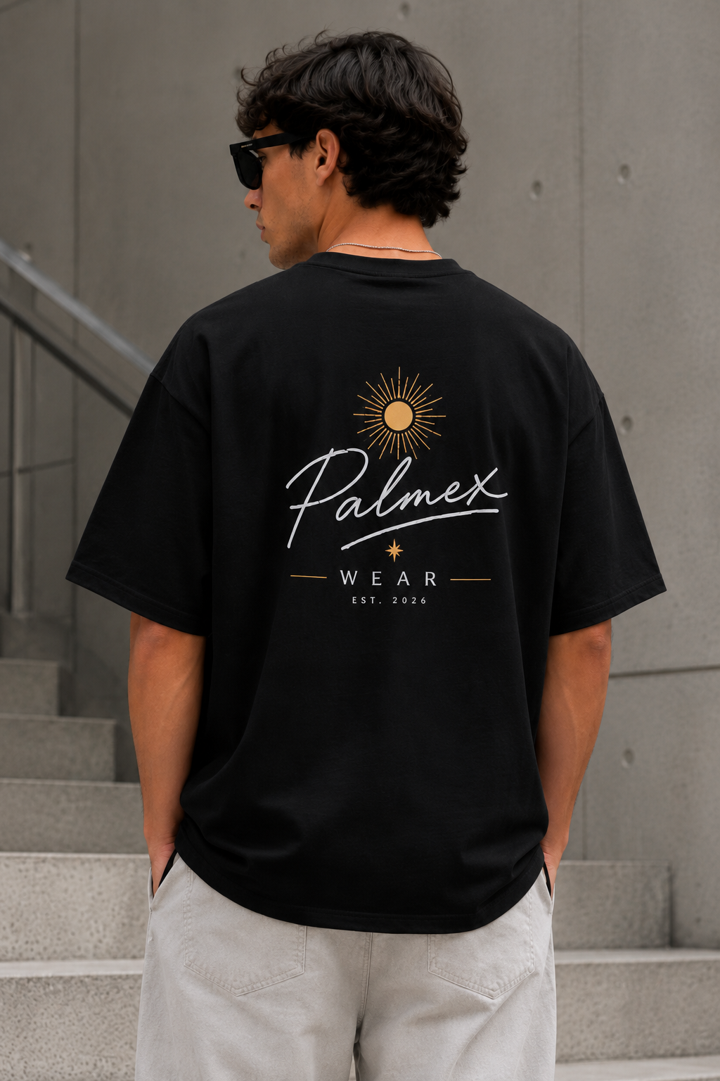 Detailansicht des hochwertigen Palmex Signature-Backprints auf der Rückseite des schwarzen Streetwear-Shirts.