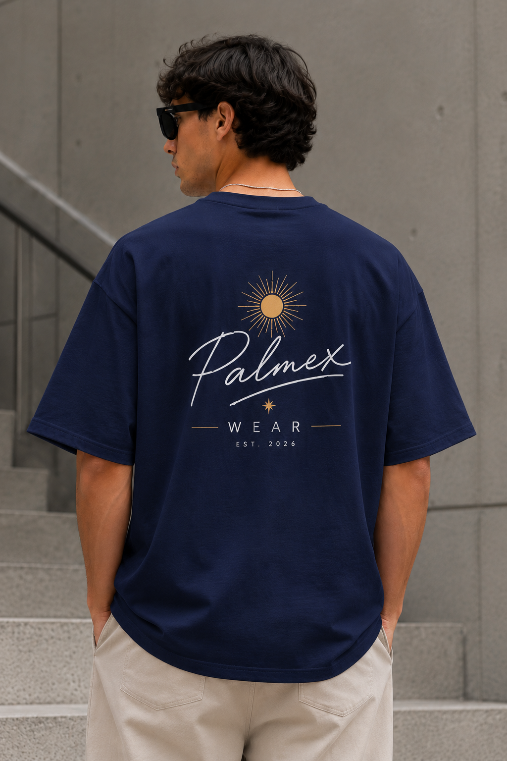 Detailansicht des hochwertigen Palmex Signature-Backprints auf der Rückseite des blauen Streetwear-Shirts.
