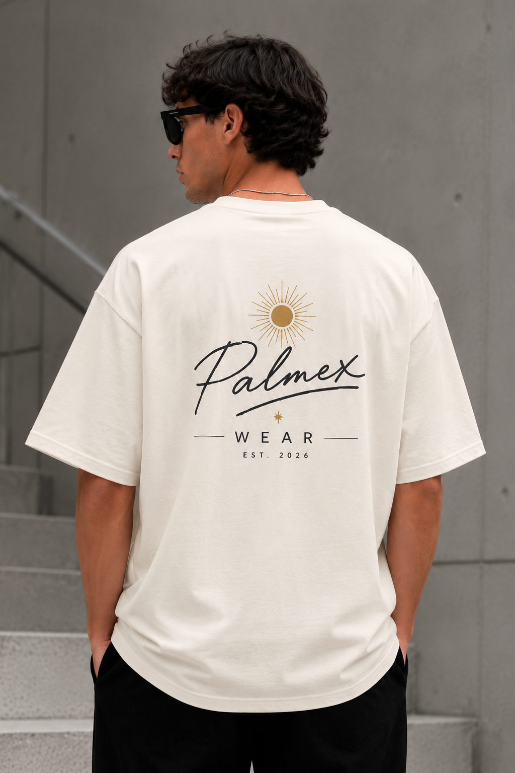 Detailansicht des hochwertigen Palmex Signature-Backprints auf der Rückseite des beigen Streetwear-Shirts.