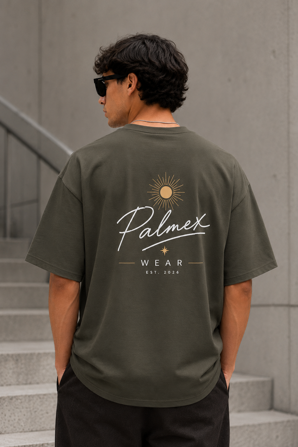 Detailansicht des hochwertigen Palmex Signature-Backprints auf der Rückseite des grünen Streetwear-Shirts.